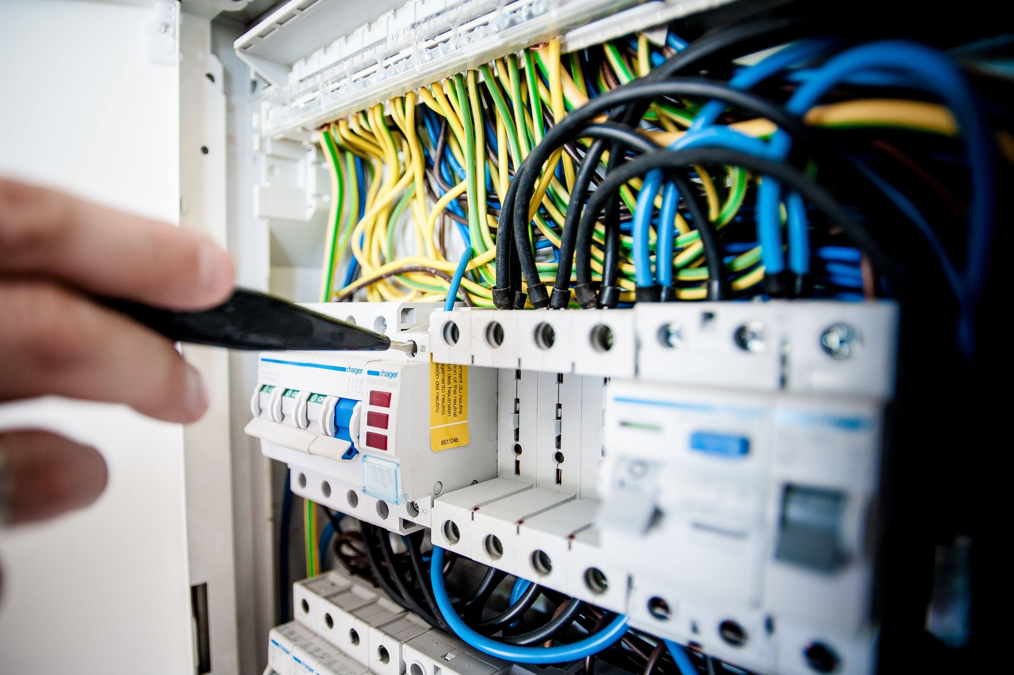 Impianto elettrico vecchio: I 5 segnali di pericolo da non sottovalutare
